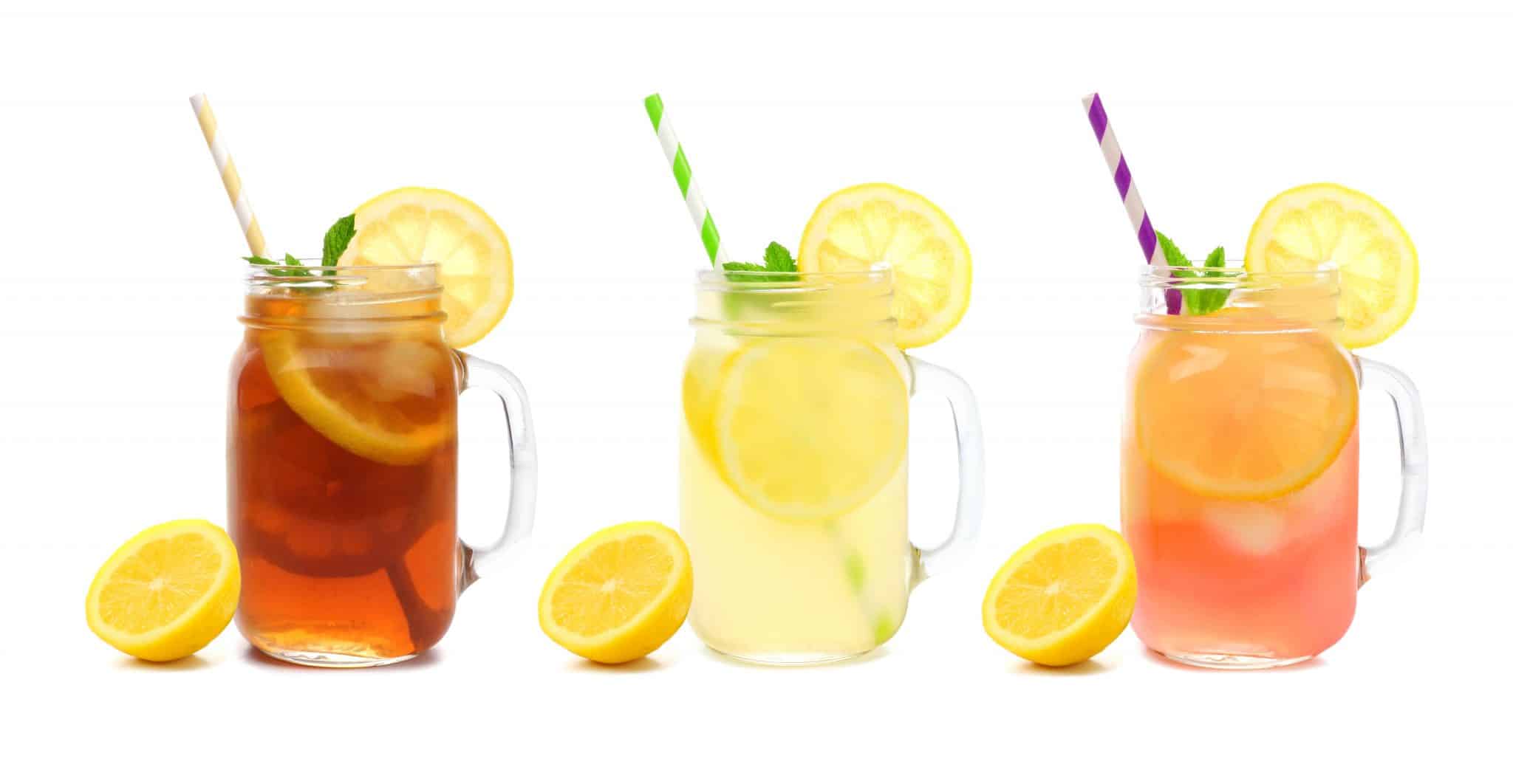 Auf dem Bild sind verschiedenfarbige Limonaden und Eistee in Trinkgläsern mit Trinkhalm und Zitronen zu sehen.