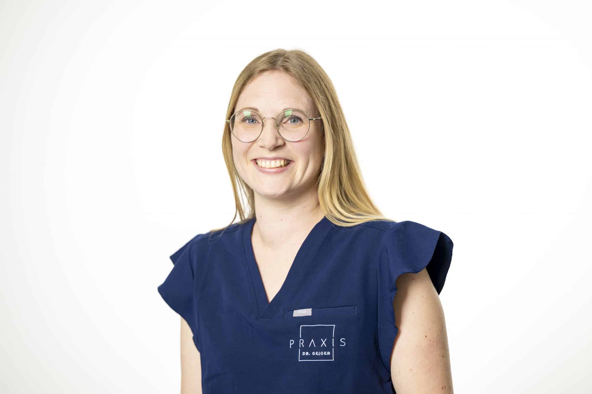 Hannah Bley arbeitet an der Anmeldung der Zahnarztpraxis Dr. Geiger.