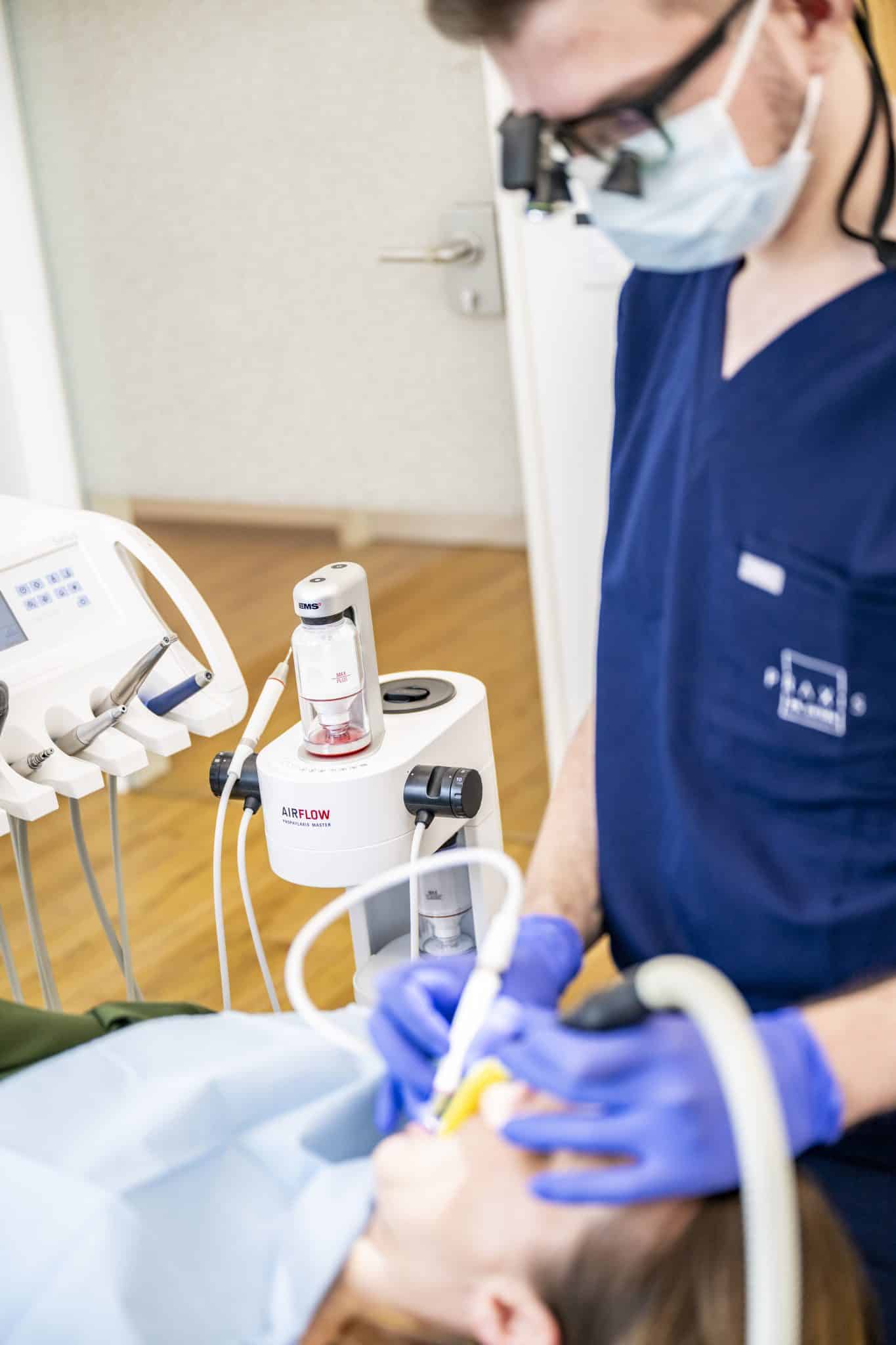 Ein Zahnarzt bei der Behandlung einer Patientin.