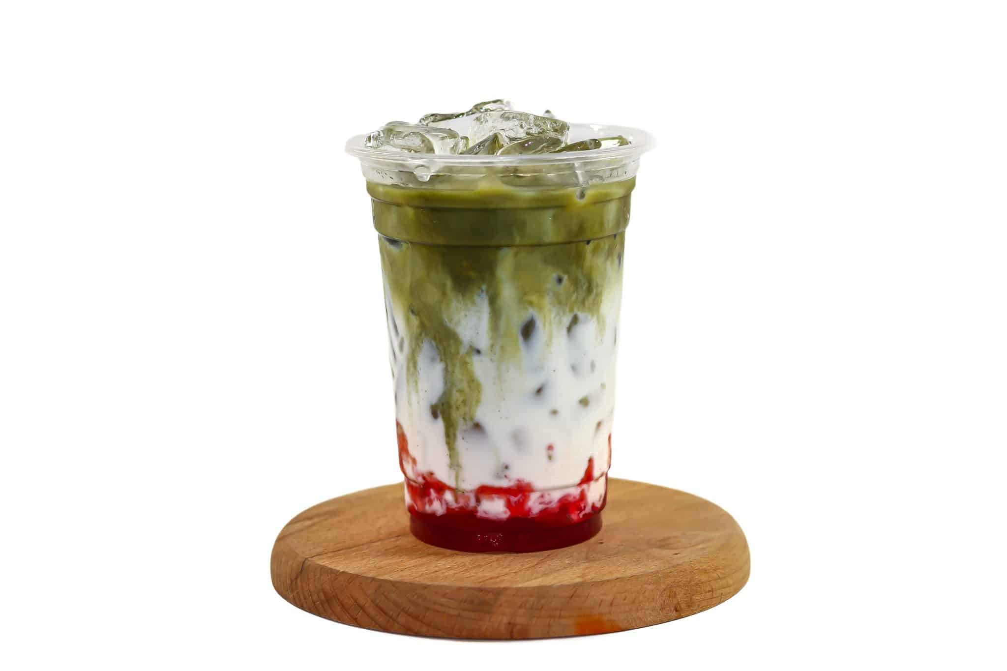 Das Foto zeigt einen Becher mit Matcha-Latte Eis, Erdbeer- und Joghurt-Sahne Mix.