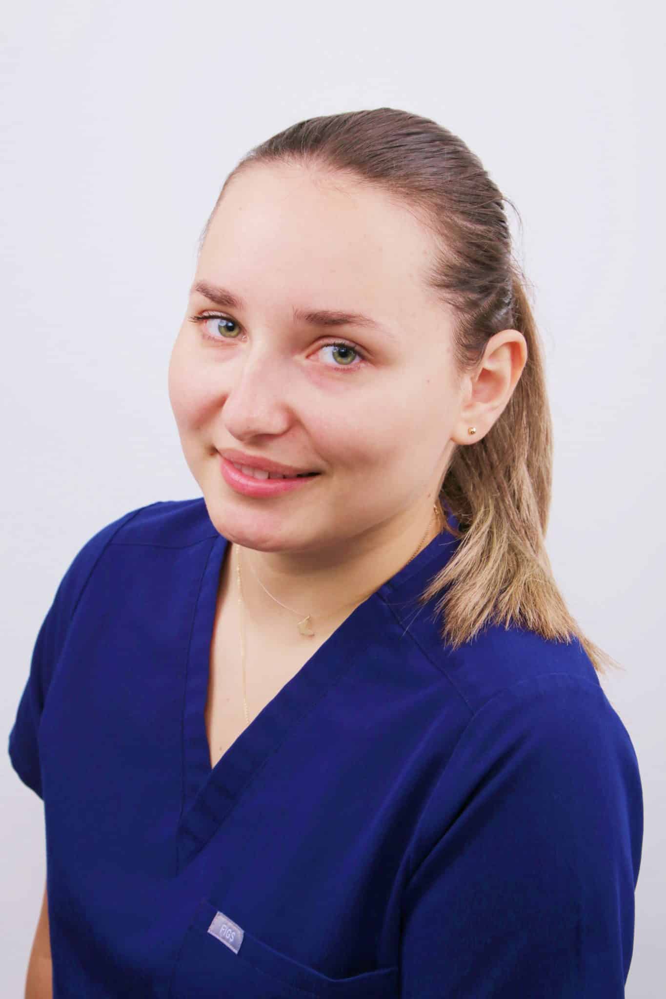Ioana Groza ist zahnmedizinische Fachangestellte im Team Verwaltung.