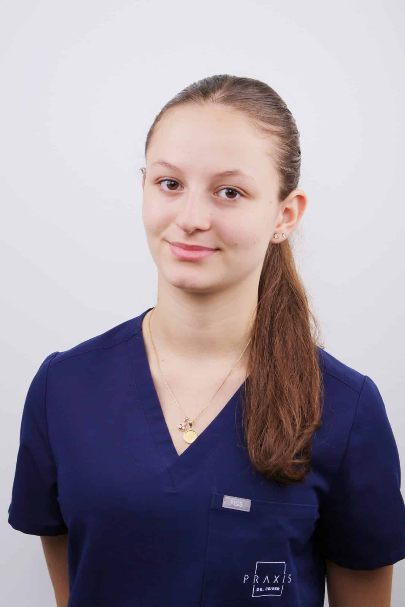 Leona Selmani macht eine Ausbildung zur zahnmedizinischen Fachangestellten.