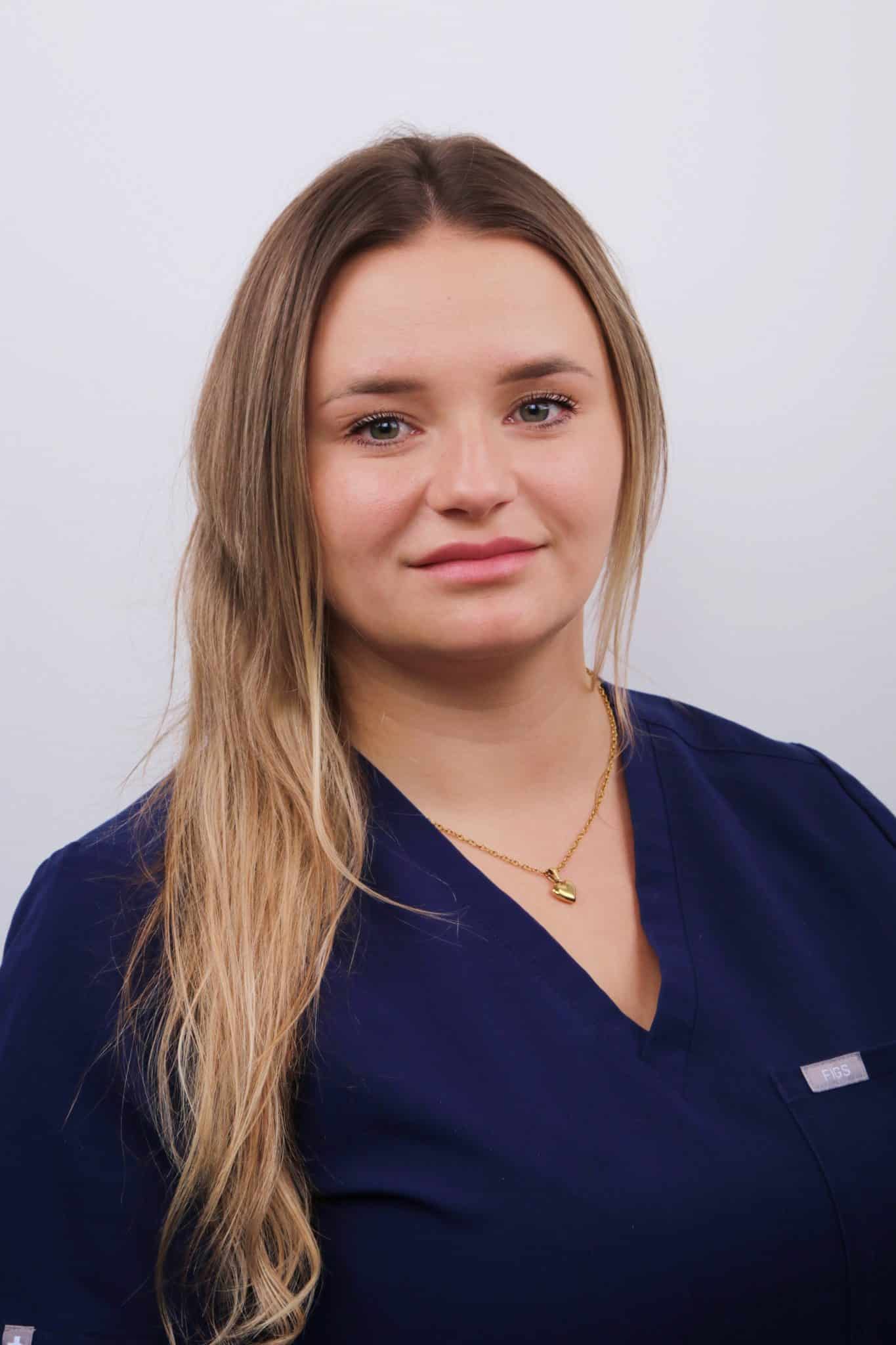 Alina Strugariu ist zahnmedizinische Fachangestellte im Team Assistenz und Kieferorthopädie.