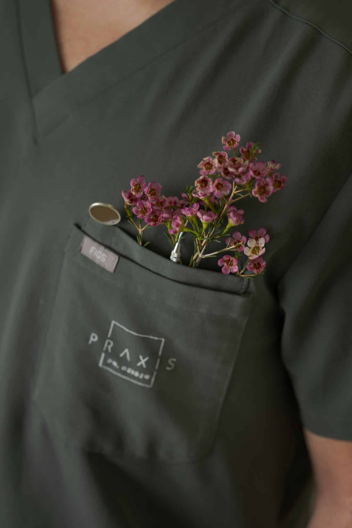 Der freundliche, junge Zahnarzt mit Blümchen in der Hemdtasche hat sein zahnmedizinisches Studium mit Staatsexamen erfolgreich abgeschlossen.