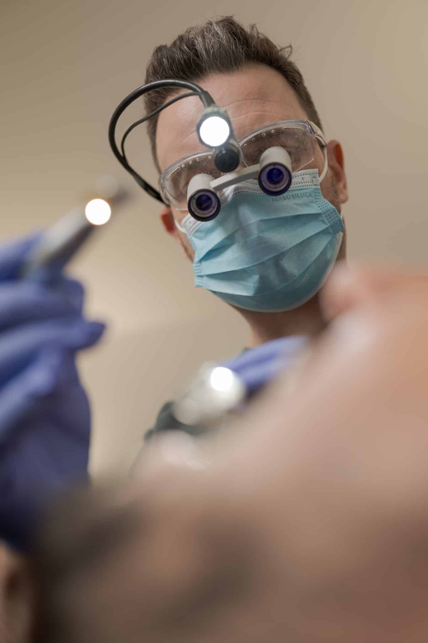 Das Berufsbild Zahnarzt umfasst eine Vielzahl von Aufgaben und Tätigkeiten wie Prophylaxe, Diagnose, Beratung, Therapie, Chirurgie.